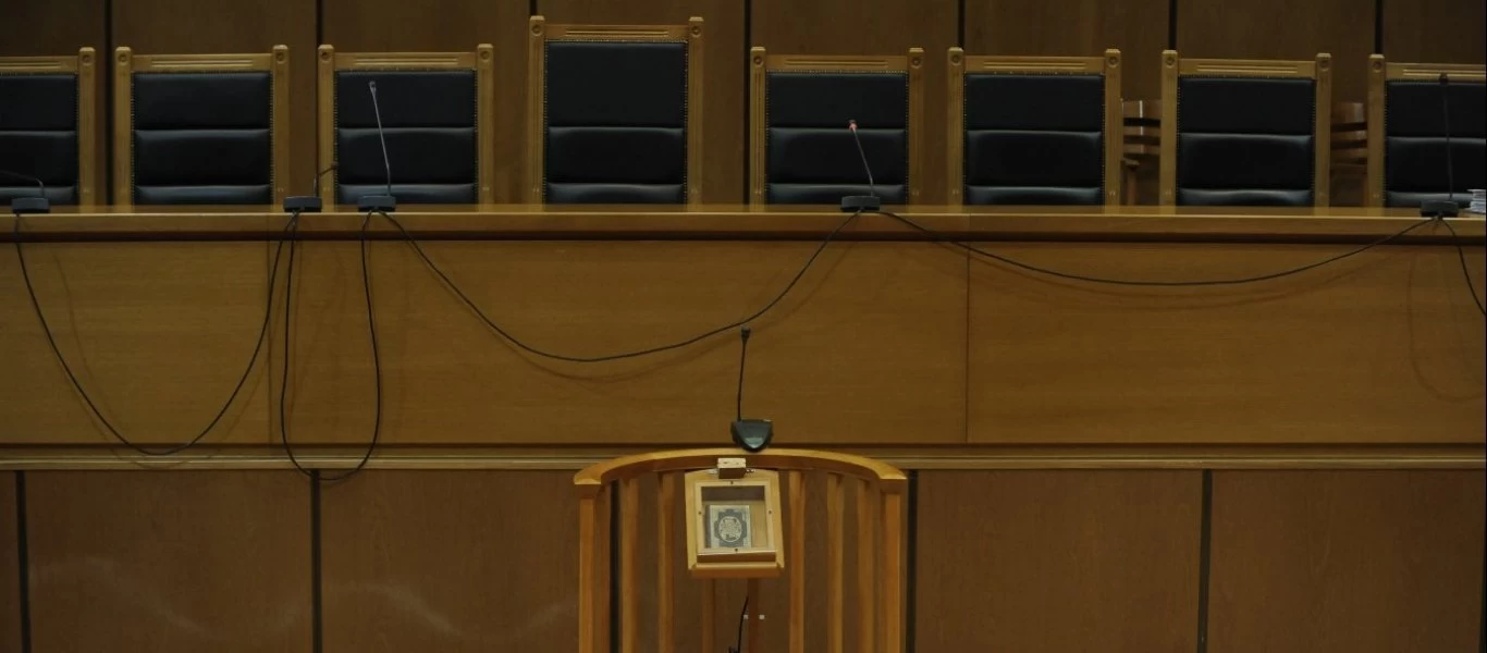 Ηράκλειο: Στο εδώλιο ξανά η 27χρονη τοξικομανής που είχε σκοτώσει τον 35χρονο γείτονά της (φώτο)